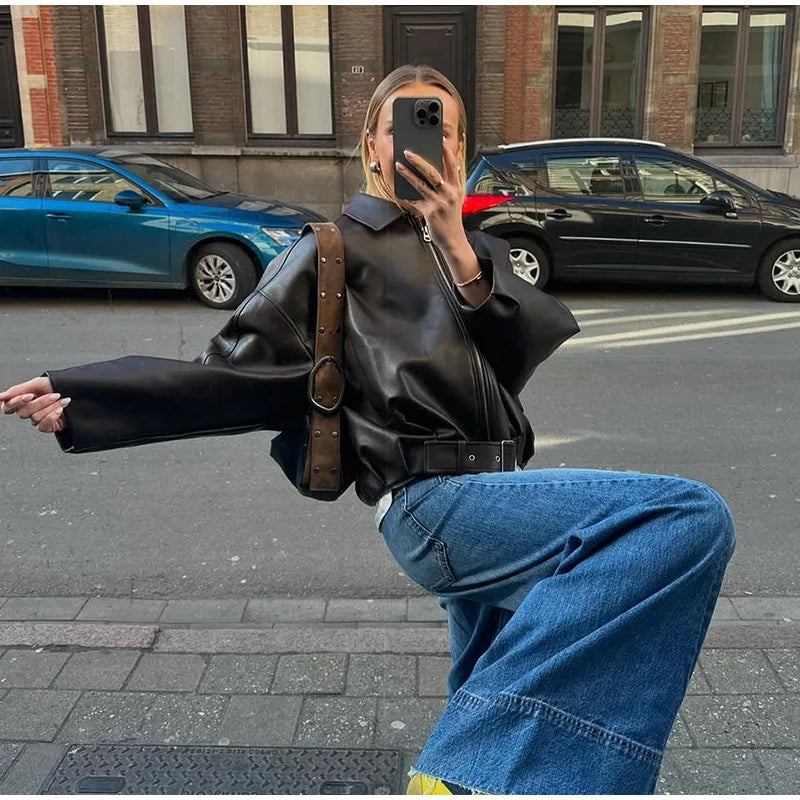 Kobieta w stylowej kurtce oversize z kołnierzem i zamkiem. Idealna na co dzień, długi rękaw, styl uliczny.