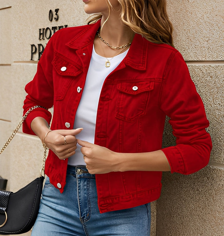 Kobieta w luźnej kurtce retro. Stylowy, casualowy look na wiosnę/jesień. Codzienna i modna.