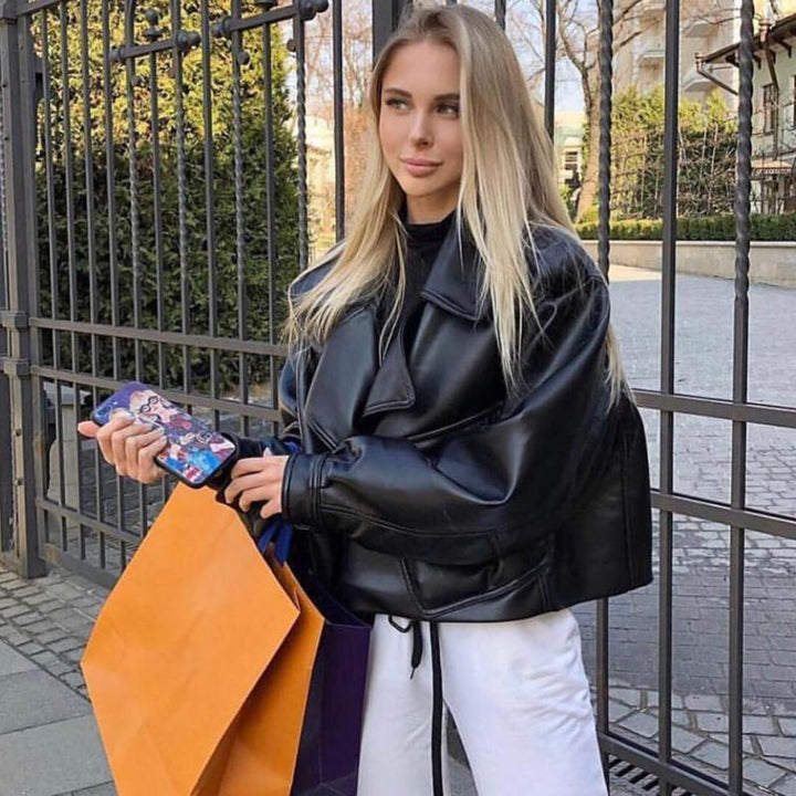 Stylowa damska kurtka z ekoskóry z zamkiem i boczną kieszonką. Uniwersalny model casual/elegancki.