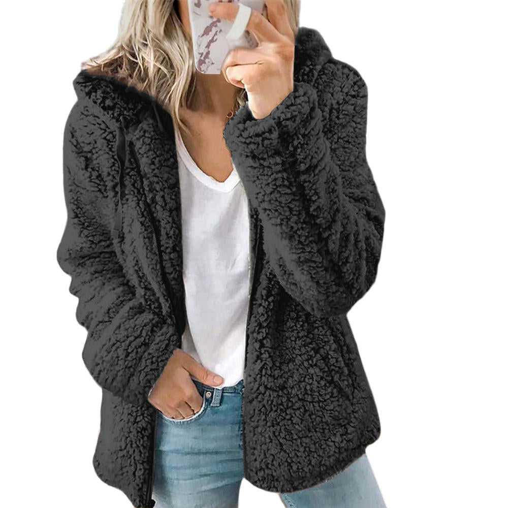 Elegancka damska kurtka teddy z kapturem. Modna i komfortowa odzież wierzchnia na jesień i zimę.