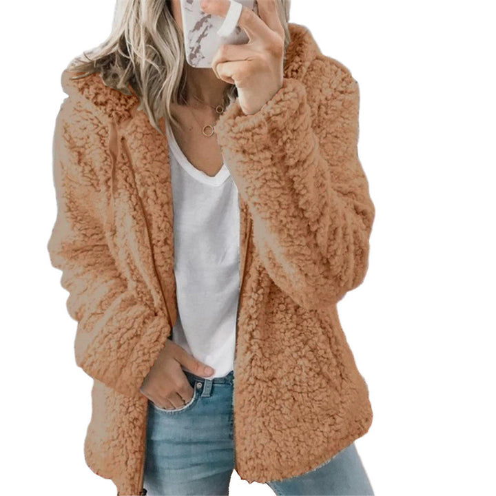 Puszysta damska kurtka teddy z kapturem. Ciepła, beżowa, idealna na zimę. Moda damska casual na co dzień.