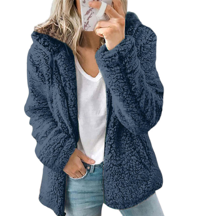 Kobieta w beżowej, modnej kurtce teddy z kapturem. Wygodna odzież wierzchnia na jesień/zimę, styl casual.