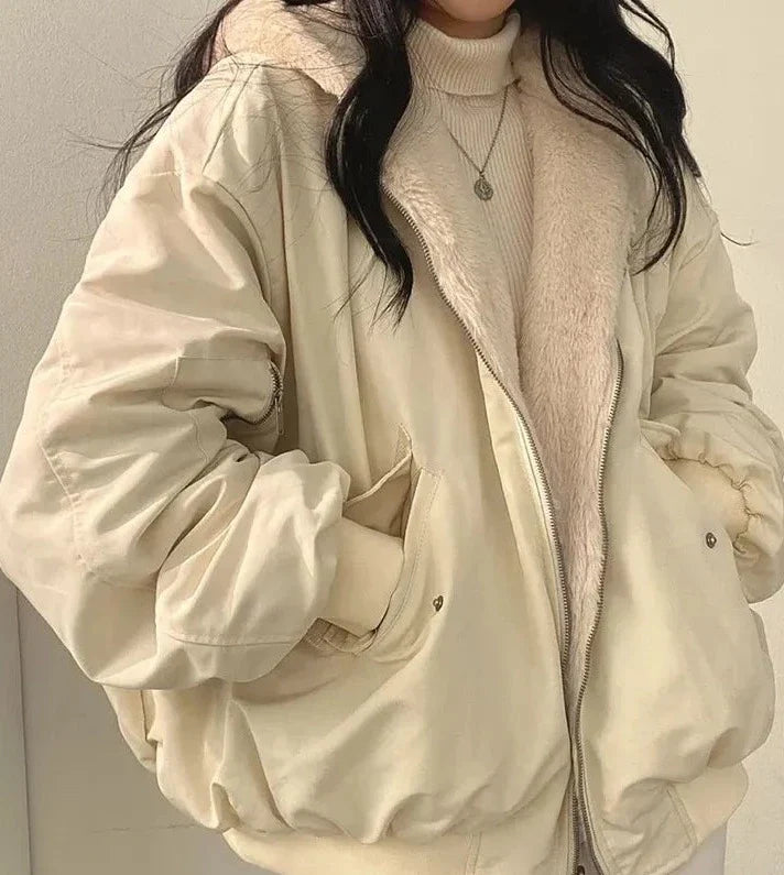 Damska kurtka zimowa dwustronna beżowo-czarna. Dwa style w jednym: casual i komfortowy outfit na zimę.