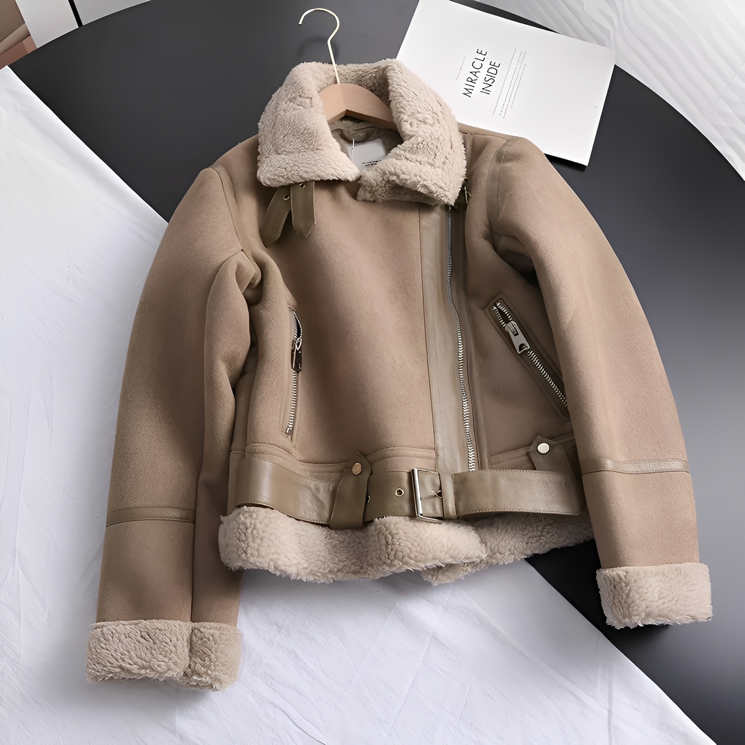 Czarna damska kurtka zimowa oversize z paskiem. Stylowa, ciepła, modna na miejski look.