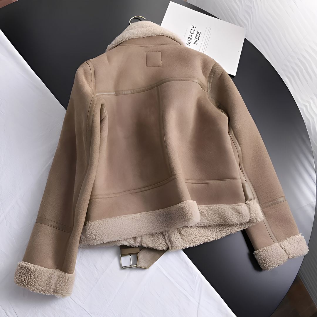 Elegancka damska kurtka zimowa oversize. Ciepła, modna, idealna do stylizacji na chłodne, zimowe dni.