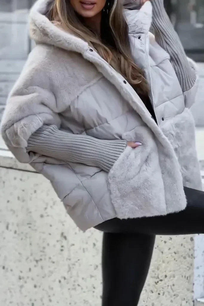Damska kurtka zimowa w fasonie oversize z kapturem. Ciepła i modna, doskonała na zimową pogodę i miejski styl.