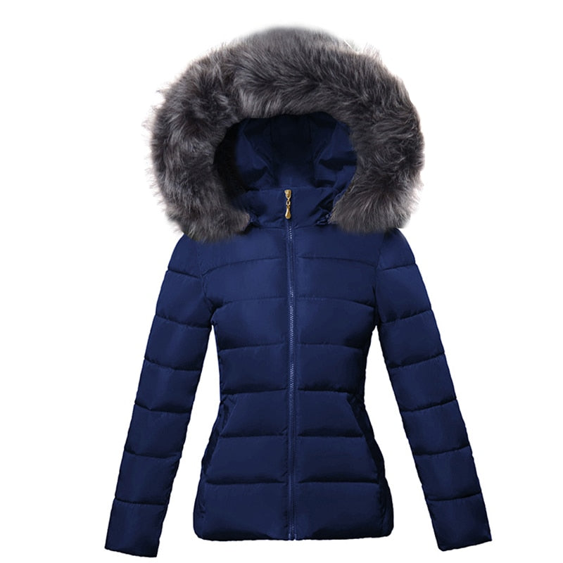 Damska kurtka zimowa slim fit z kapturem i futerkiem. Elegancka, ocieplana, wodoodporna, krótka.