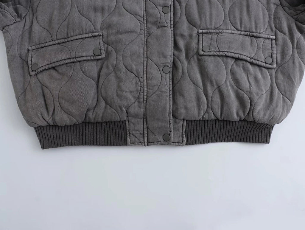 Wygodna damska kurtka bomberka pikowana. Lekka szara kurtka wiosenna, modny casualowy design.