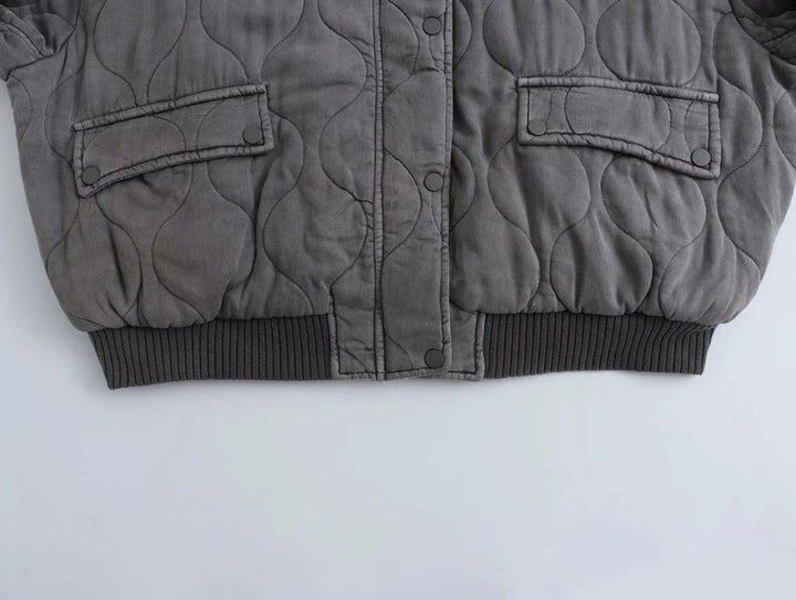 Wygodna damska kurtka bomberka pikowana. Lekka szara kurtka wiosenna, modny casualowy design.
