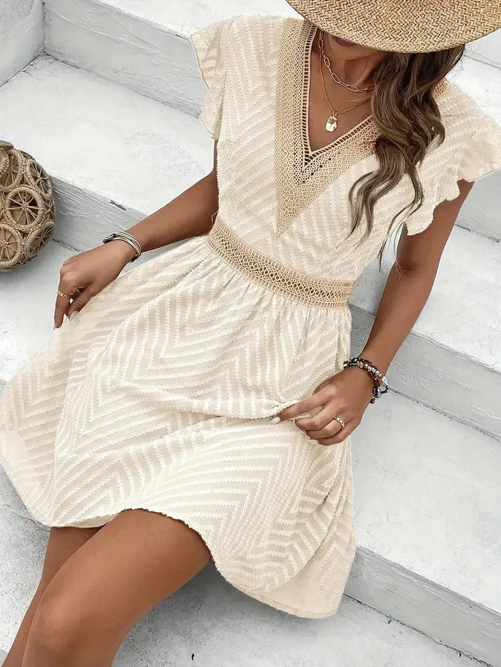Elegancka sukienka mini damska na lato, z modnym dekoltem w serce i fasonem A-line. Must-have na sezon.