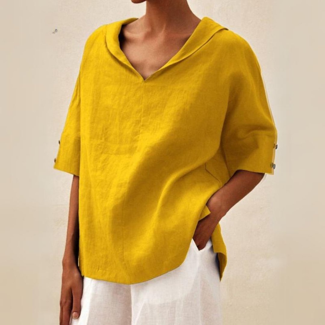 Elegancka damska bluzka V-neck z rękawem na guziki. Luźny krój, idealna na lato i do biura.
