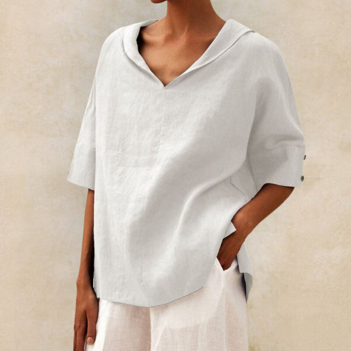 Letnia damska bluzka V-neck, luźna i przewiewna. Z rękawem do łokcia podpinanym na guzik, styl casual.