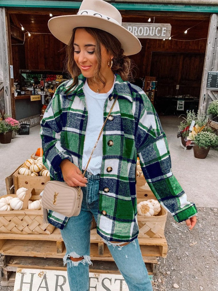 Modna damska koszula w kratę oversize, długi rękaw, casualowy look na co dzień, łatwa do stylizacji.