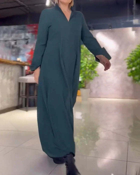 Damska luźna sukienka maxi z modnym rozcięciem. Komfortowa i elegancka kreacja, idealna na wiosnę i lato.