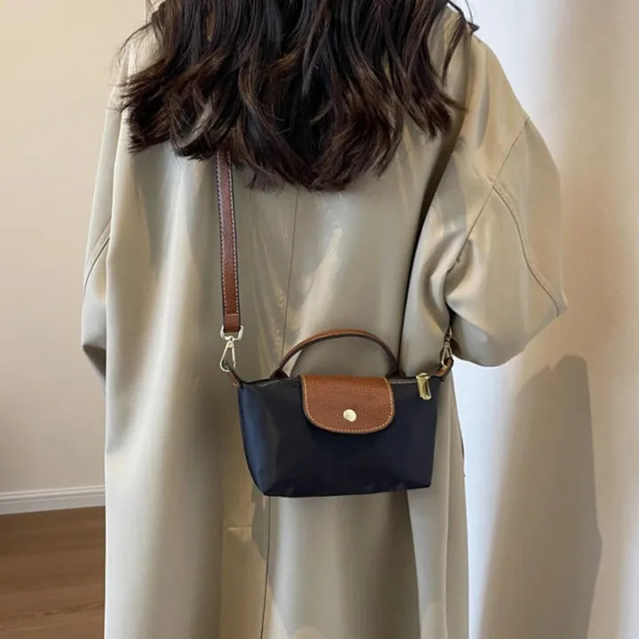 Elegancka damska torebka crossbody wykonana z wysokiej jakości skóry. Modne akcesorium.
