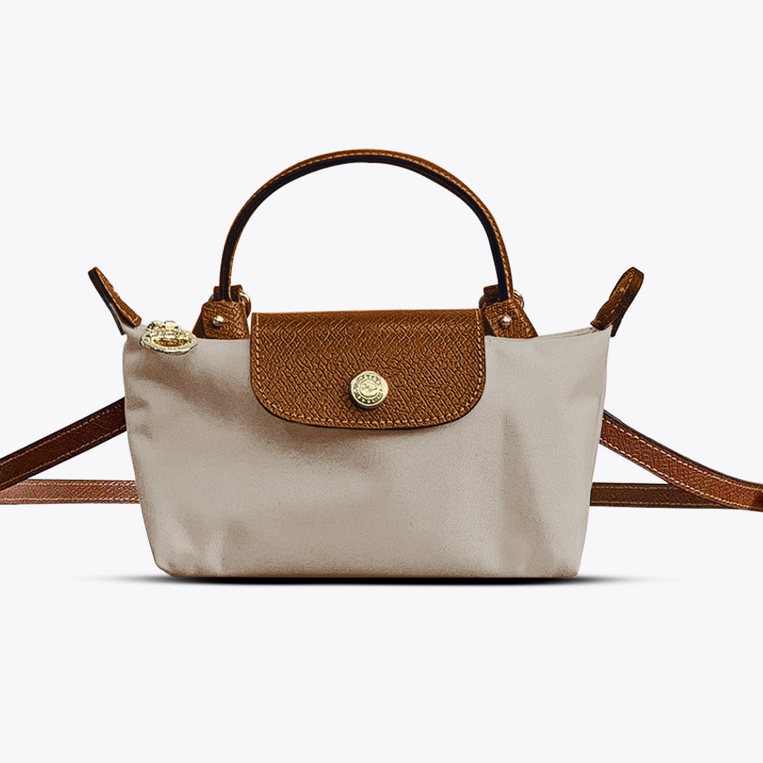 Klasyczna damska torebka skórzana crossbody. Elegancki dodatek do stylizacji, podkreślający szyk.