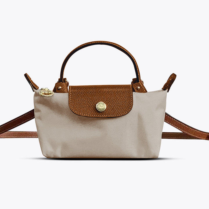 Klasyczna damska torebka skórzana crossbody. Elegancki dodatek do stylizacji, podkreślający szyk.