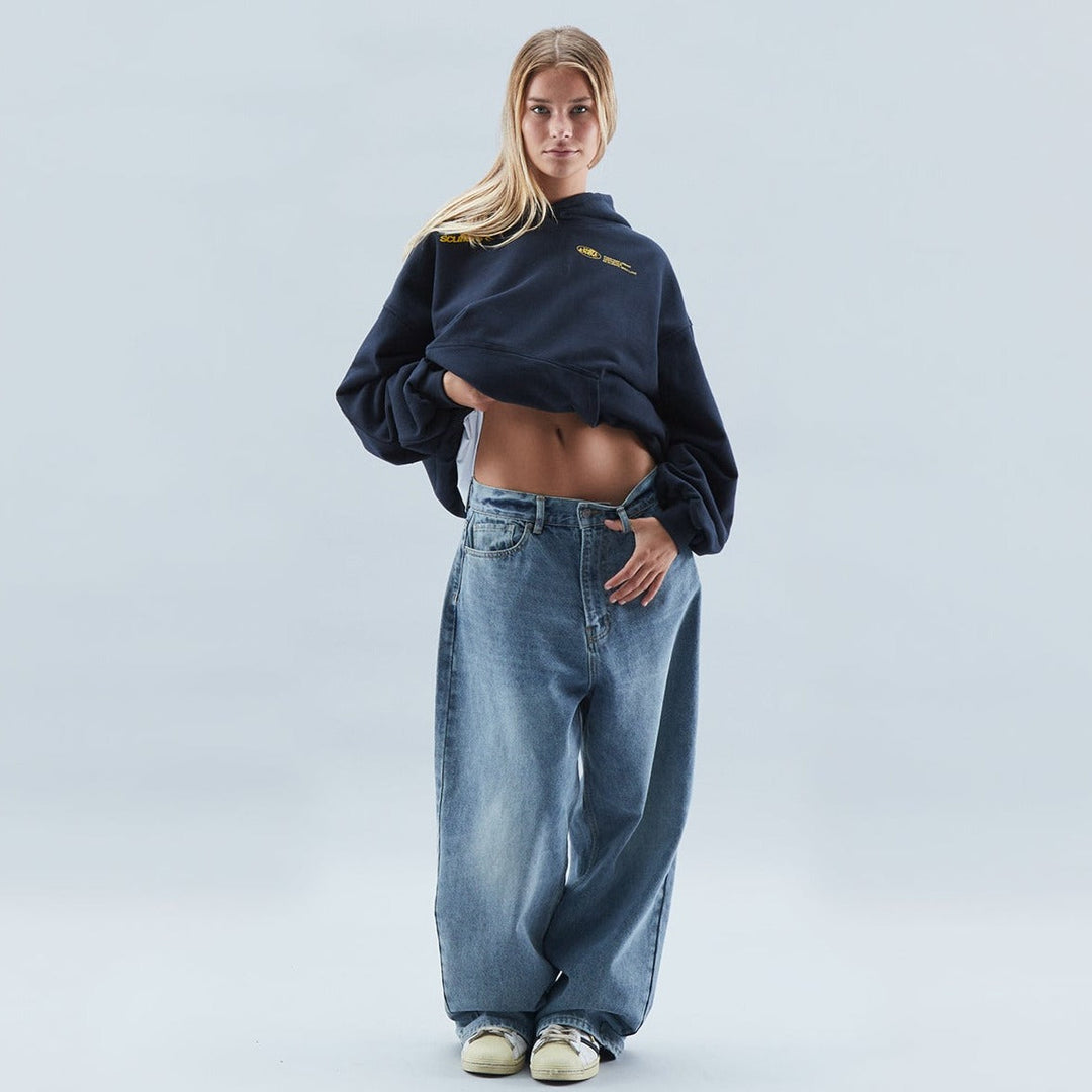 Damska modna bluza z kapturem, idealna na co dzień. Wygodna i stylowa odzież casual na jesień/zimę.