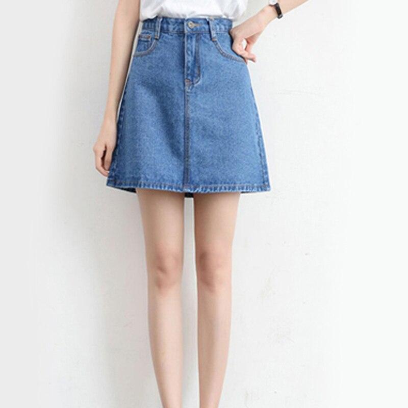 Kobieta w modnej letniej spódnicy jeansowej trapezowej mini, wysoki stan, do casualowych stylizacji.