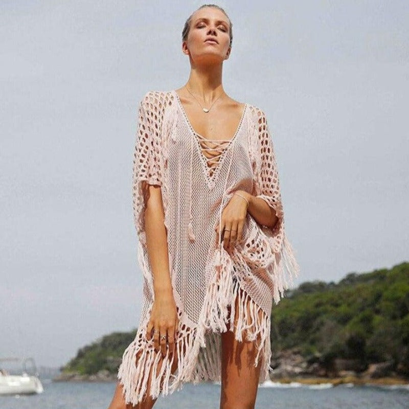 Modelka w przewiewnej, koronkowej narzutce plażowej boho. Idealna na upalne dni i wakacyjny relaks.