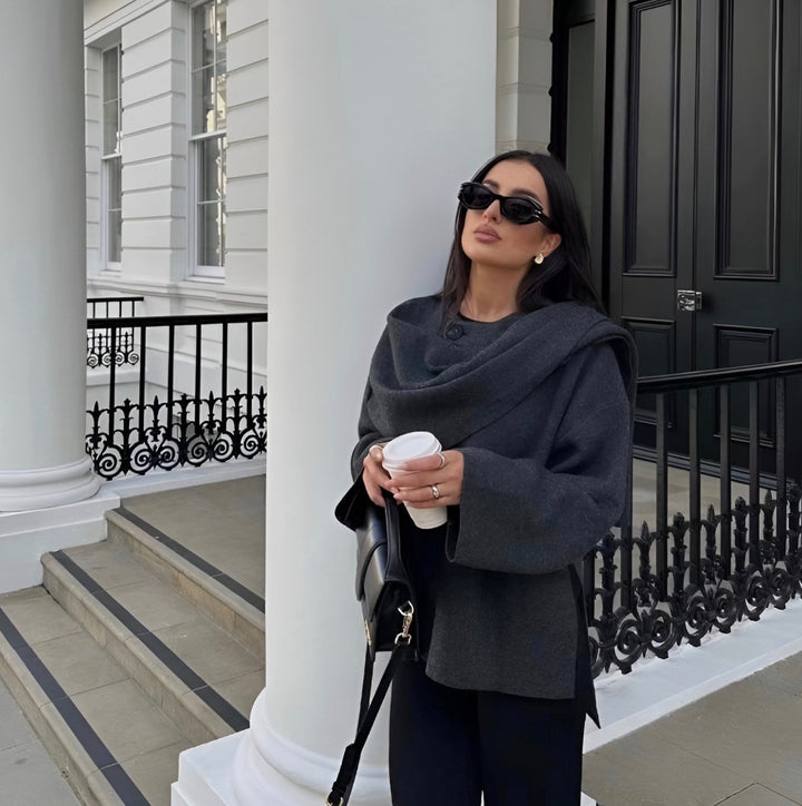 Asymetryczna damska peleryna Levke. Modny płaszcz idealny na chłodne dni, styl casual i elegancki.