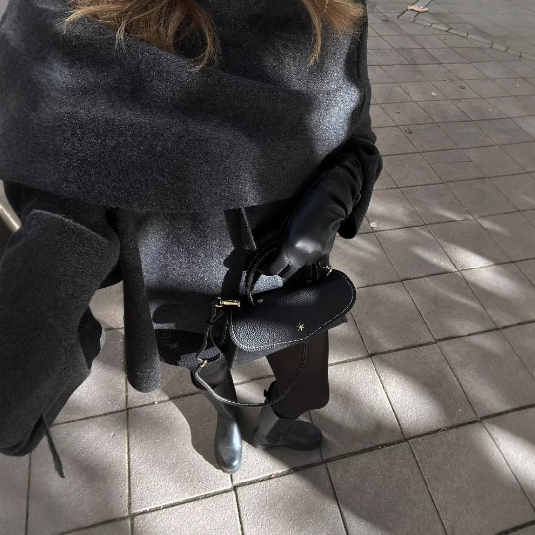 Modny damski płaszcz Levke typu peleryna. Asymetryczny krój, idealny na styl casual lub elegancki.