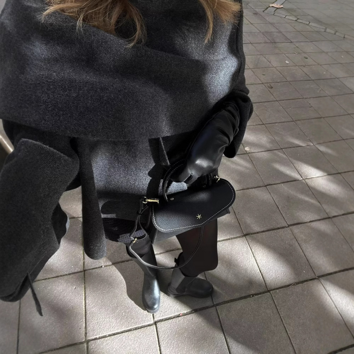 Modny damski płaszcz Levke typu peleryna. Asymetryczny krój, idealny na styl casual lub elegancki.