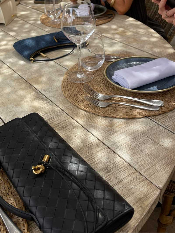 Stylowa torebka na ramię, damska, pleciona. Złota, ozdobna klamra podkreśla elegancję.