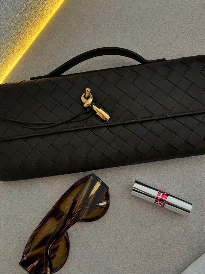 Damska, elegancka torebka pleciona ze złotą klamrą. Moda i funkcjonalność w jednym.