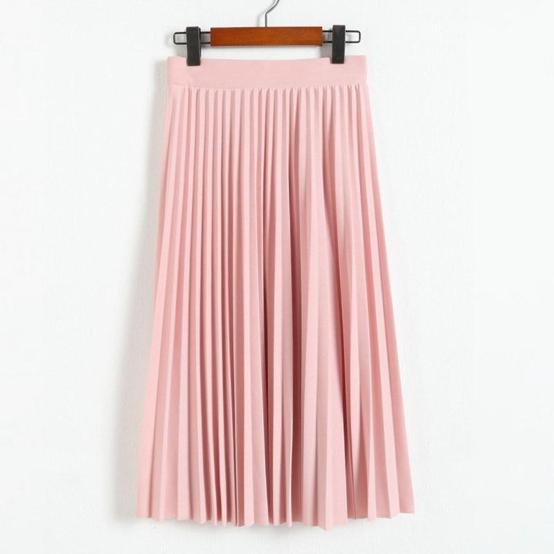Zbliżenie na delikatne plisy damskiej spódnicy midi, podkreślające elegancję i styl.