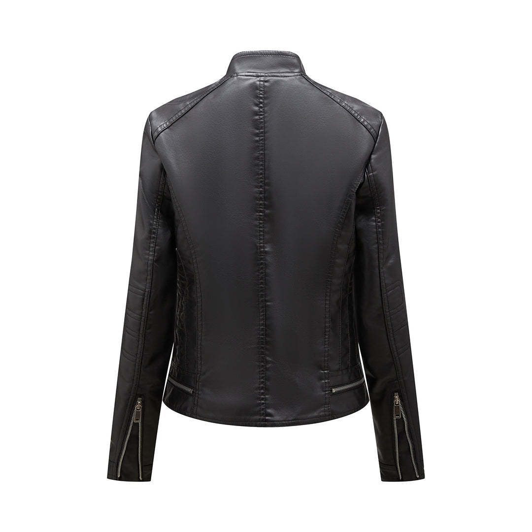 Jesienna damska kurtka skórzana biker. Elegancka ramoneska z zamkami, modny element garderoby.