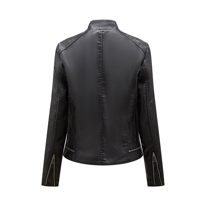 Jesienna damska kurtka skórzana biker. Elegancka ramoneska z zamkami, modny element garderoby.
