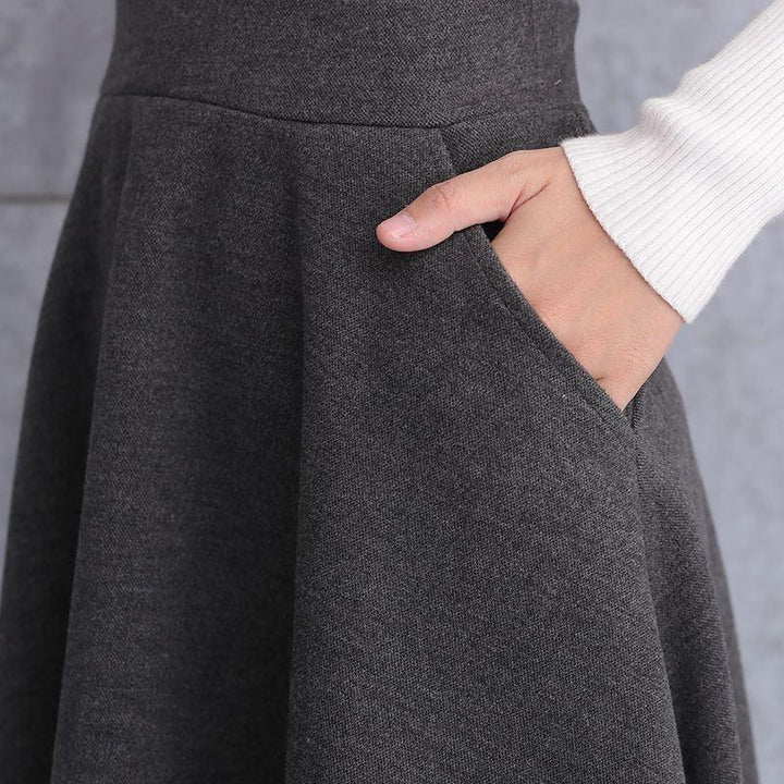 Modna szara damska spódnica maxi, rozkloszowana, z eleganckim zamkiem i bocznymi kieszeniami. Komfort i styl.