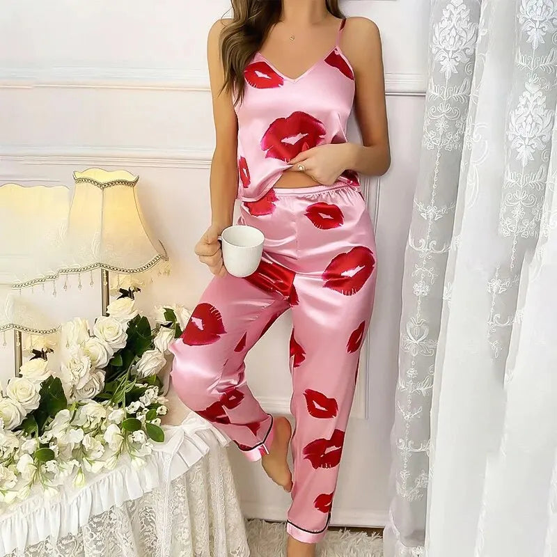 Detail różowo-czerwonej piżamy satynowej z wyraźnym nadrukiem ust. Wygodna i elegancka bielizna nocna.