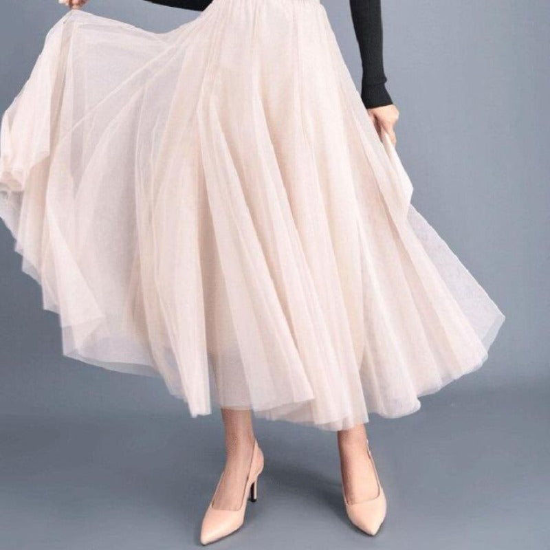 Detale plisowanej tiulowej spódnicy maxi. Wygodna i elegancka damska spódnica na wiele stylizacji.