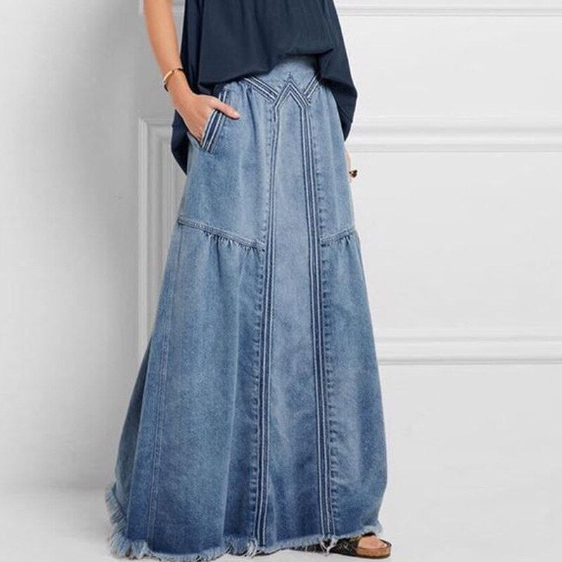 Elegancka spódnica maxi damska, rozkloszowana, z praktycznymi kieszeniami i subtelnymi przeszyciami.