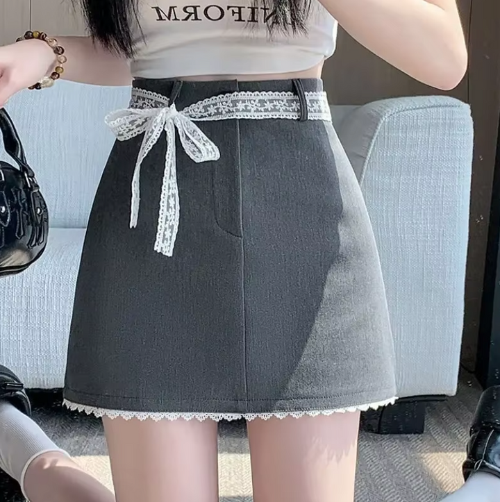 Stylowa damska spódniczka mini A-linia z koronkowym sznurowaniem w talii. Casualowa, ale elegancka spódnica idealna do biura i na wieczór.
