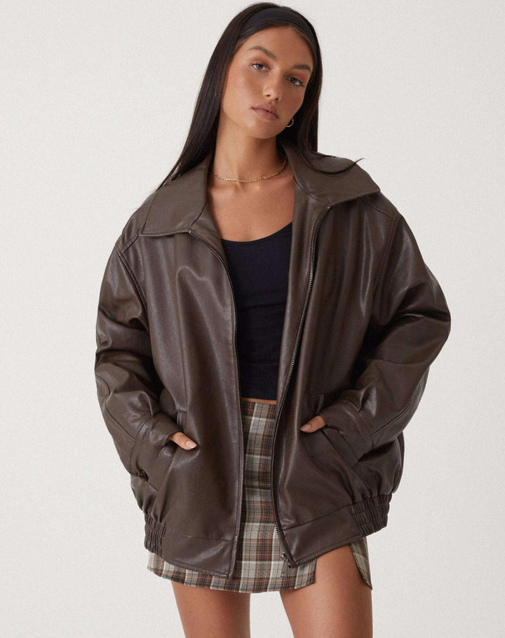 Damska stylowa kurtka oversize. Elegancka odzież wierzchnia, modna i komfortowa na co dzień, swobodny fason.