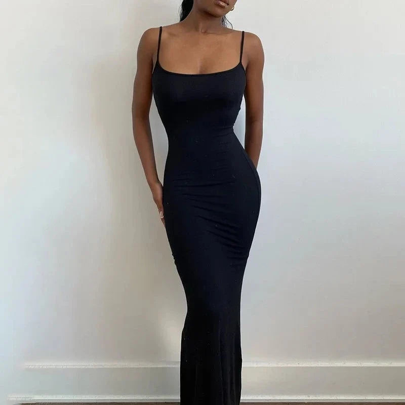 Damska sukienka maxi bodycon na ramiączkach, dopasowana, elegancka czarna, idealna na wieczorne wyjście lub imprezę.