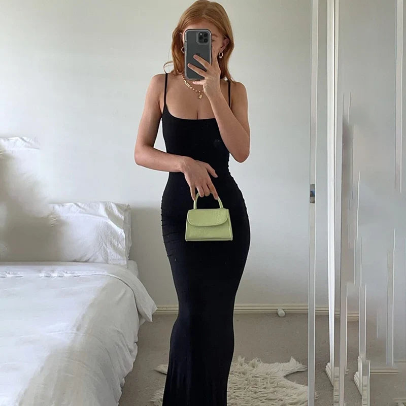 Elegancka brązowa sukienka maxi damska, dopasowana bodycon na ramiączkach, idealna na lato i specjalne okazje.