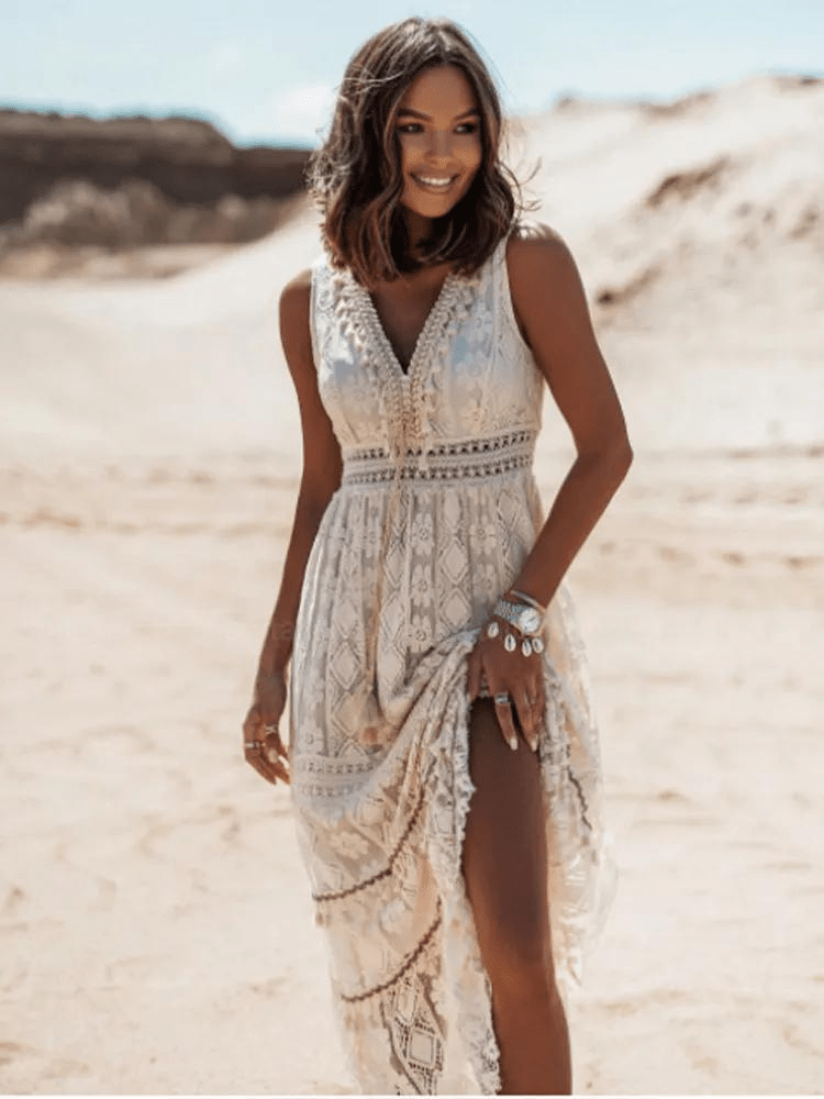 Damska sukienka maxi boho, idealna na lato. Lekka, elegancka, w beżowo-białym odcieniu. Stylizacje letnie.