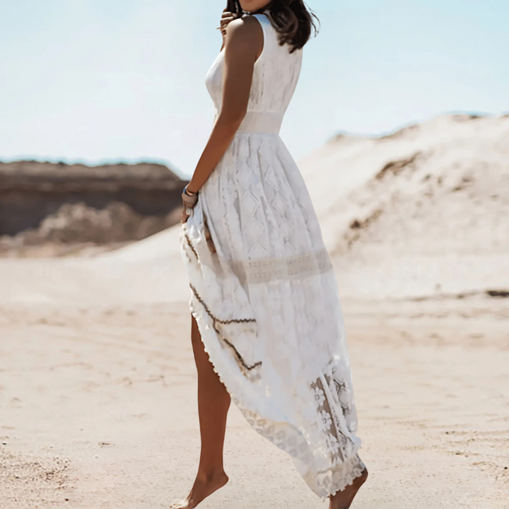 Elegancka sukienka damska maxi w stylu boho, beżowa, z dekoltem w serek.
