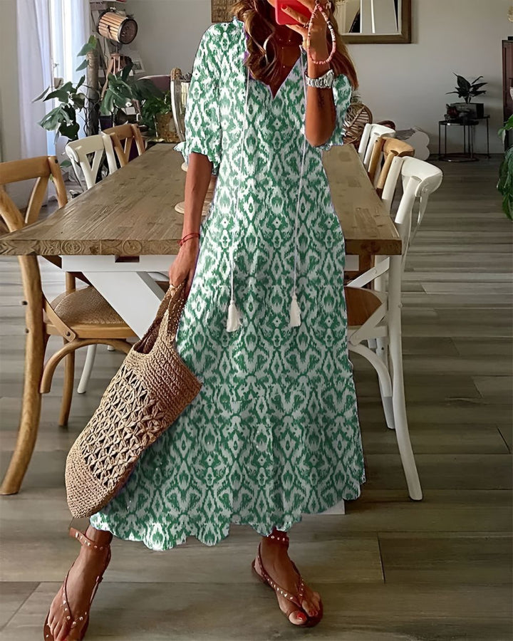 Luźna sukienka maxi boho z długim rękawem i wzorem, idealna na plażę lub codzienne wyjścia.