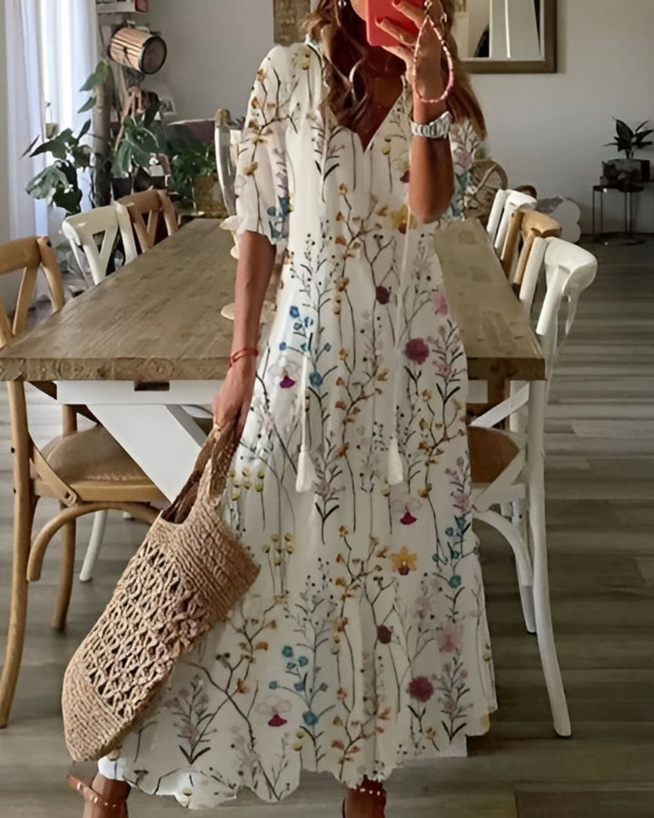 Kolorowa sukienka damska maxi z wzorem w stylu boho, idealna na letnie dni i jako sukienka plażowa.