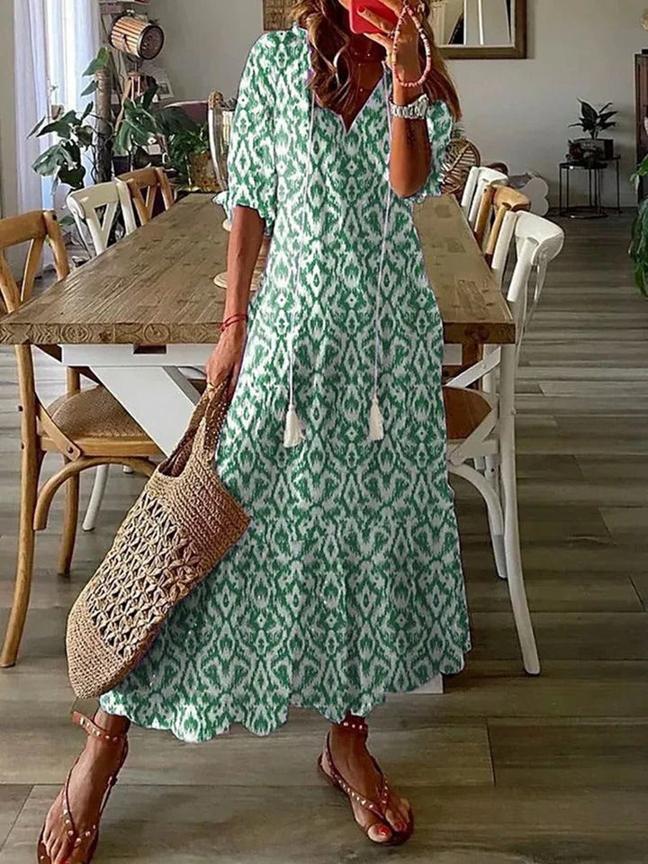 Plażowa sukienka maxi letnia damska z wzorem boho i dekoltem V. Wygodna, zwiewna i kolorowa.