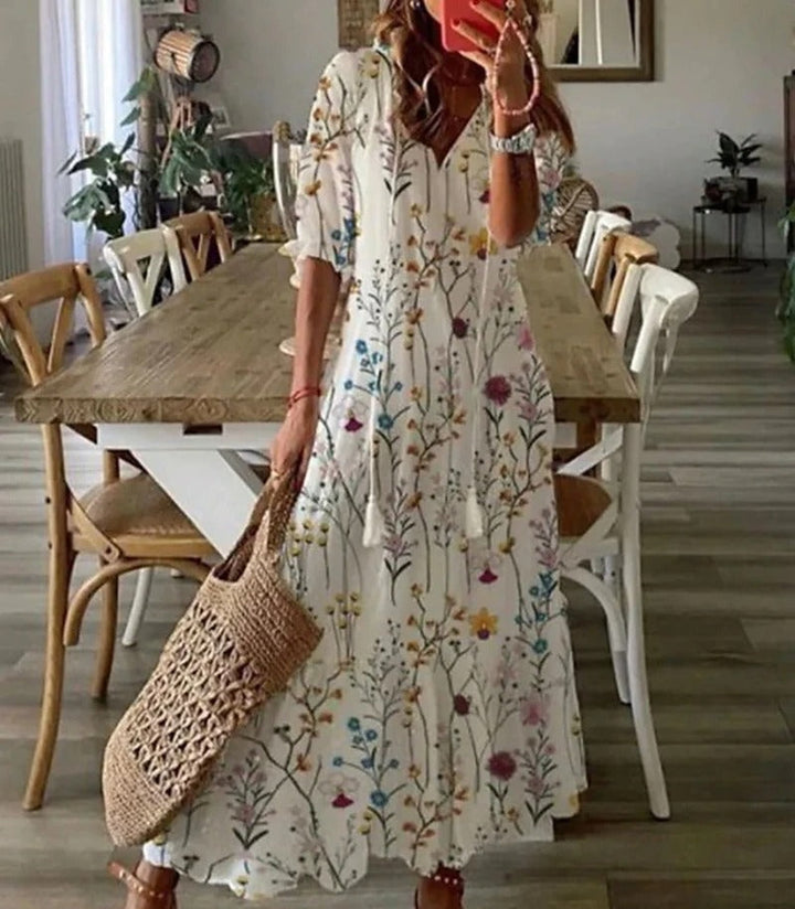 Elegancka, zwiewna sukienka maxi damska na lato, z dekoltem V i modnym wzorem boho. Komfortowa.
