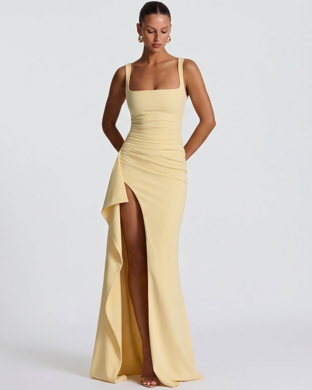 Damska sukienka maxi modelująca sylwetkę z eleganckim rozcięciem i kwadratowym dekoltem.
