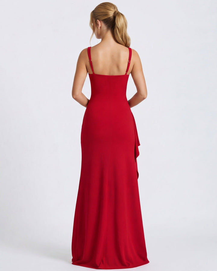 Długa sukienka na wieczór, z rozcięciem, kwadratowym dekoltem, elegancka i modelująca.