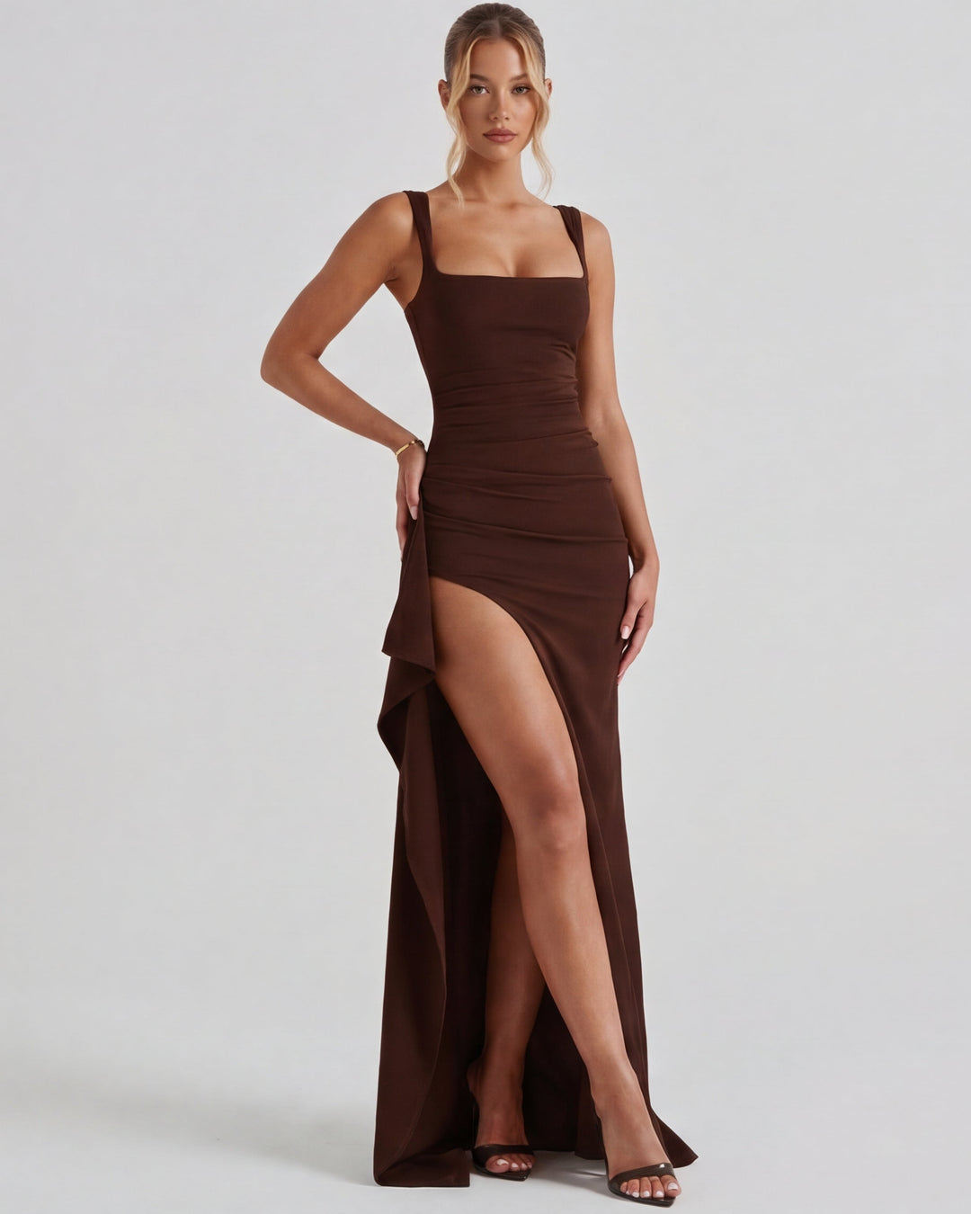 Sukienka damska maxi z eleganckim rozcięciem, modelująca sylwetkę, idealna na letnie wieczory.