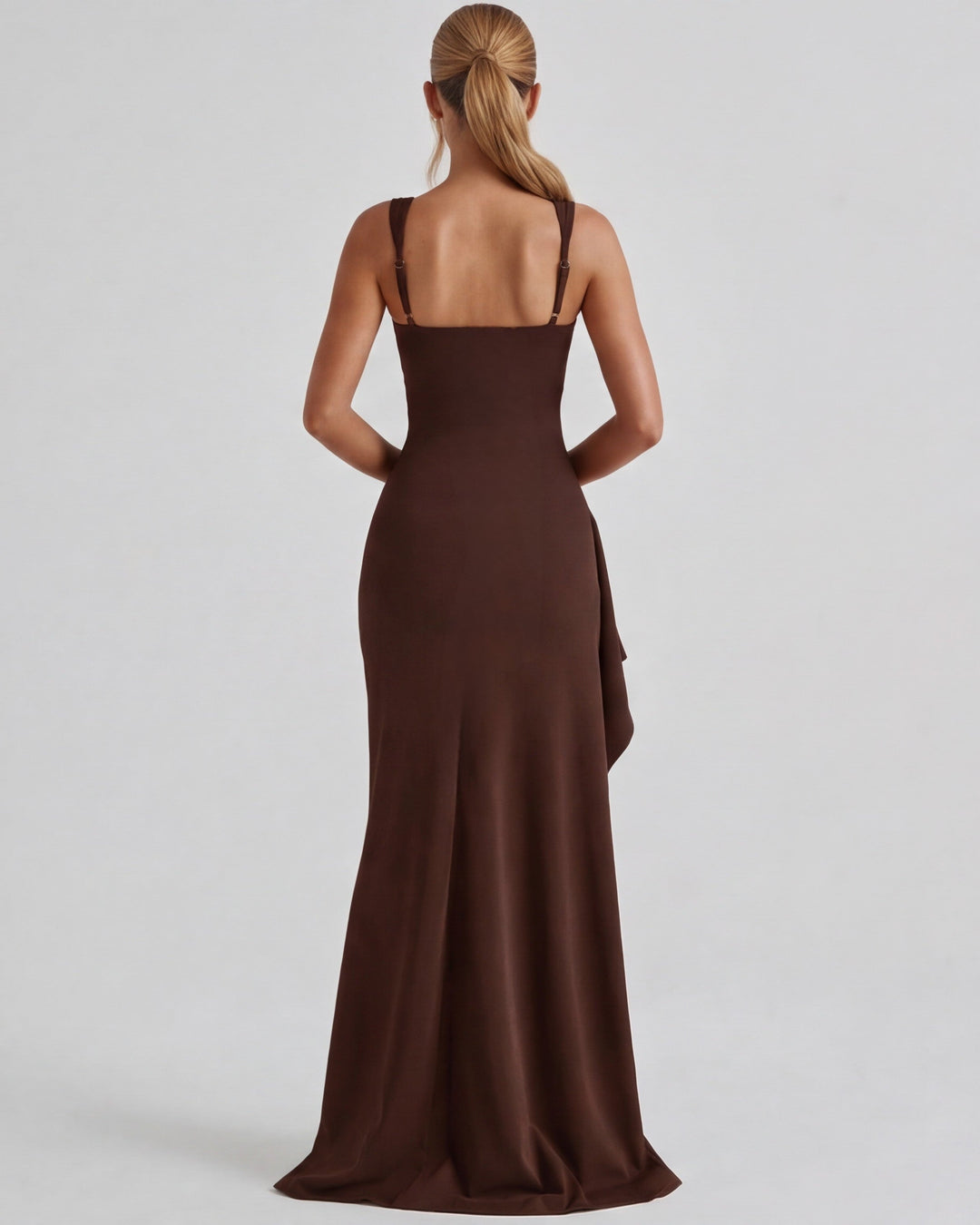 Elegancka sukienka modelująca sylwetkę, maxi, z rozcięciem i stylowym kwadratowym dekoltem.